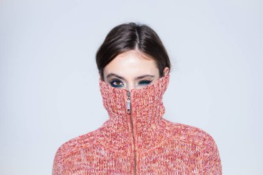 Kendinden emin ve şık güzellik. O harika bir tarzda var. kadın moda makyaj ile. glamour makyaj kız. Güzellik Kuaför. Kış aylarında cilt bakımı ve makyaj kozmetik. Yüz bakımı. Funky tarzı güzellik