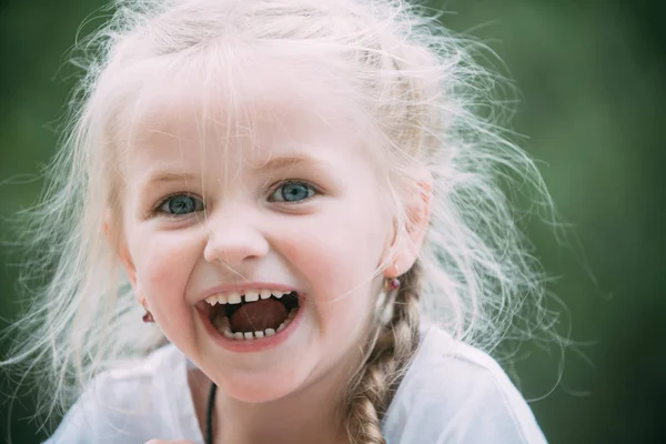 행복 한 균형에 대 한 그것의 모두입니다. 케이블 하니스에 어린 소녀가 착용 머리. 금발 머리와 작은 소녀. 행복 한 작은 아이. 작은 아이 행복 미소. 머리를 고정 — 스톡 사진