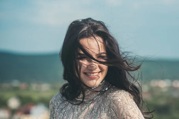 Salon de beauté et coiffeur. Fille heureuse avec de longs cheveux bruns. Joyeux fille mignonne en plein air. Portrait de mode de femme. Cosmétiques de maquillage et soins de la peau. Beauté et mode. Sensation de flirt — Photo