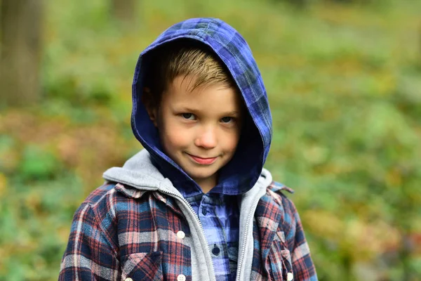 Glückliche Kindheitszeiten. kleiner Junge spielen Kindheitsspiele im Freien. Kleines Kind an der frischen Luft. Netter Junge in Herbstkleidung. Kindheit bedeutet Einfachheit — Stockfoto