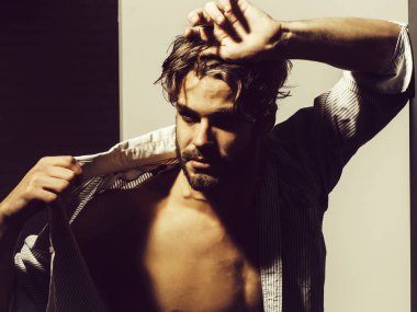 Yakışıklı adam kas gövde gösterir