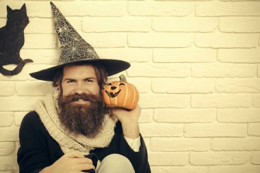 Cadı şapka tuğla duvara gülümseyen mutlu Halloween adam