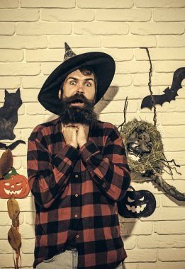 Korkmuş yüz cadı şapkalı adamla Cadılar Bayramı