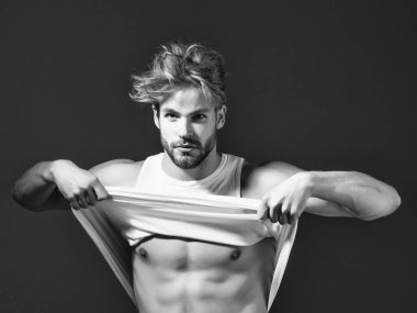 Yakışıklı kaslı seksi adam.