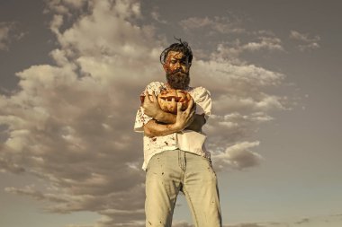 Cadılar Bayramı adam kabak bulutlu gri gökyüzü, alt görünümü holding