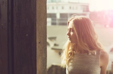 Balkonda şık gri elbiseli güzel kız