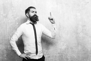 adam ya da ciddi bir yüz üzerinde uzun sakallı hippi