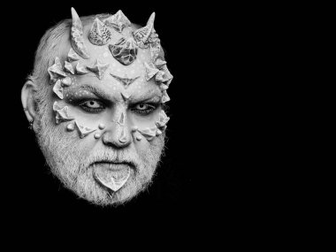 korku erkek ya da dikenler yüz makyaj ile canavar