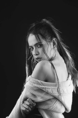 Kadın örgü ceket moda makyaj ile