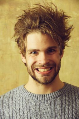 yakışıklı adamla mutlu yüz ve şık saç sakal