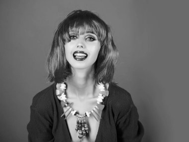 Etnik takı parlak yapay saçlı gülümseyen kız.