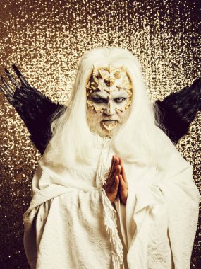 Beyaz kumaş şeytana