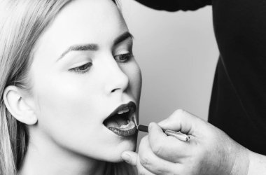 Kırmızı kalem kadın dudaklarından uygulama el