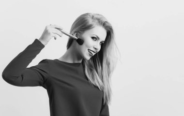 Yüz Cilt toz fırçası ile makyaj uygulayarak kız