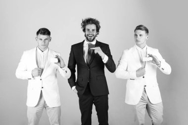 Gri arka plan üzerinde gülümseyen iş takım