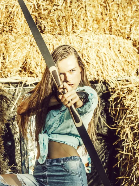 Freccia in arco in mano della donna arciere — Foto Stock