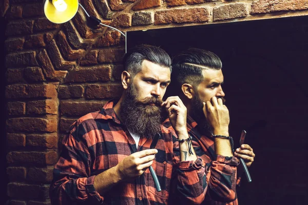 Mann mit Rasiermesser in Spiegelnähe — Stockfoto