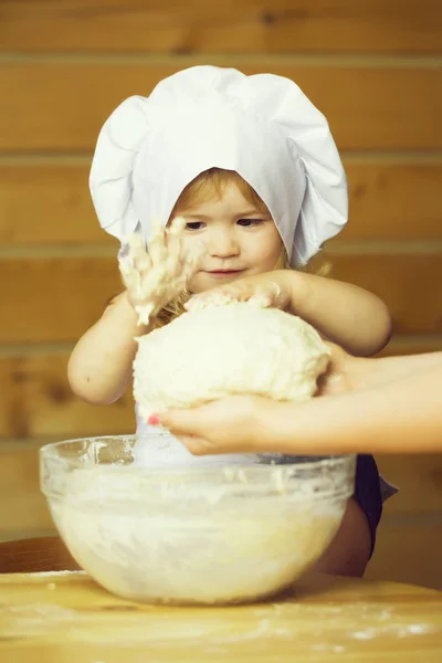 Pequeno Menino Bonito Criança Com Rosto Feliz Branco Cozinhar Uniforme — Fotografia de Stock