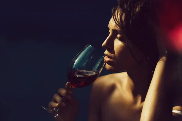 Sexy bonita menina beber vinho tinto — Fotografia de Stock
