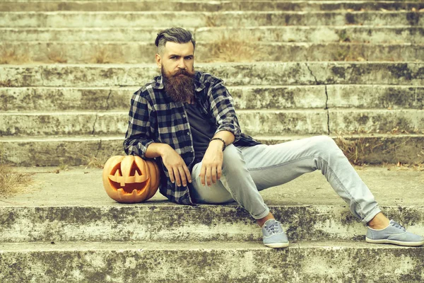 Halloween barbu homme avec citrouille — Photo