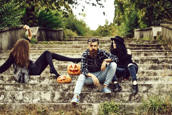 Člověk Halloween a dívky s dýně — Stock fotografie