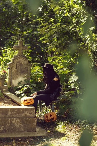 ハロウィンかぼちゃの墓の女性 — ストック写真