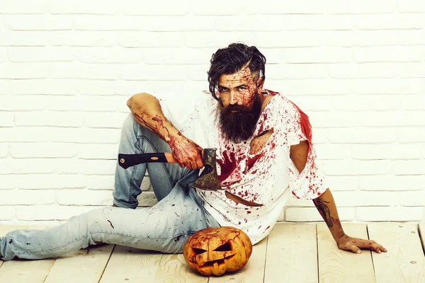 Zombie uomo con zucca di Halloween — Foto Stock