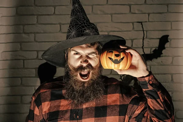 Hipster Halloween con volto accigliato in cappello da strega — Foto Stock