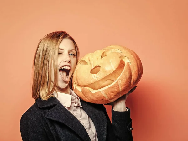 Halloween nainen onnellinen kasvot . — kuvapankkivalokuva
