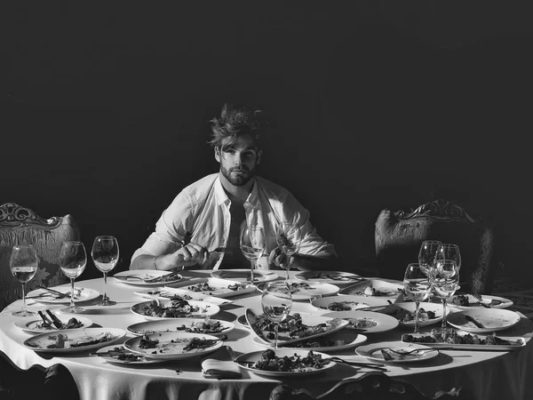 Bonito homem come à mesa — Fotografia de Stock