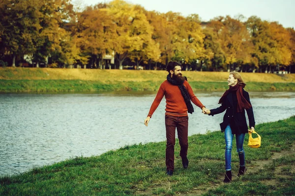 Νεαρό ζευγάρι στο πάρκο φθινόπωρο — Φωτογραφία Αρχείου