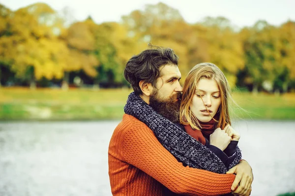 Junges Paar im Herbstpark — Stockfoto