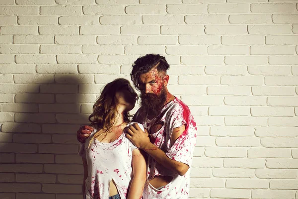 Halloween zombie couple de barbu homme et sanglante fille — Photo