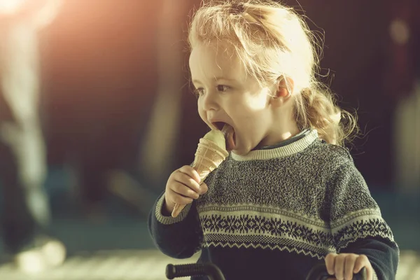 Infanzia e felicità, estate, cibo e dessert, bellezza e moda — Foto Stock