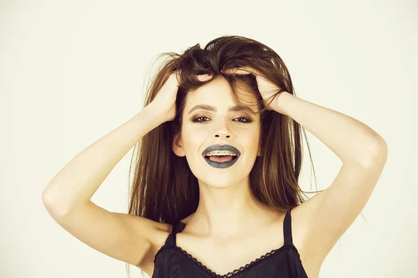 Mädchenporträt, glückliche Frau mit schwarzem Lippenstift auf üppigen Lippen — Stockfoto