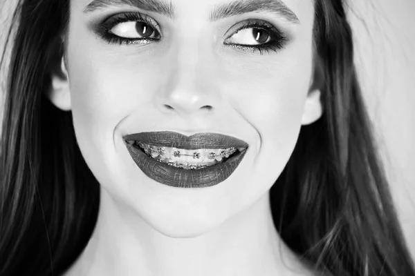 Retrato menina, mulher feliz com batom cinza em lábios exuberantes — Fotografia de Stock