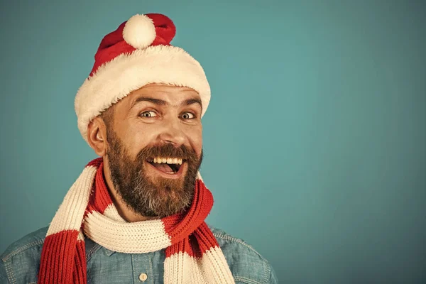 Homme de Noël heureux souriant dans le chapeau de Père Noël et l'écharpe — Photo