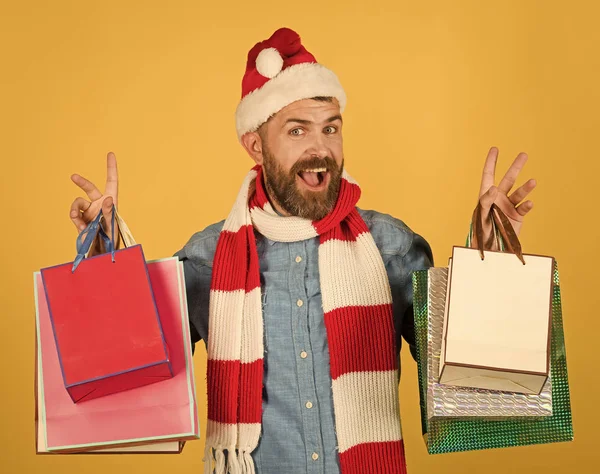クリスマス男は、黄色の背景に買い物袋を保持します。 — ストック写真