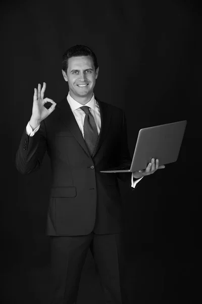 El hombre que trabaja en el ordenador portátil y haciendo buen gesto — Foto de Stock