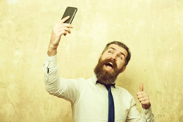 Bärtiger Mann oder Hipster mit langem Bart am Telefon — Stockfoto