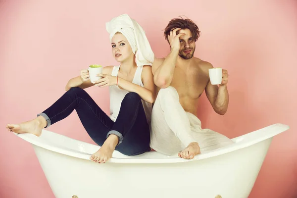 Gelukkige paar in liefde van man en vrouw in badkuip — Stockfoto