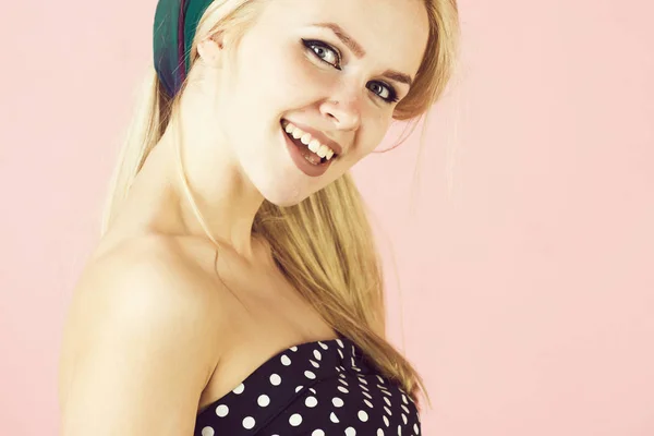 Mode Porträtt av unga vackra glad kvinna, Blond flicka — Stockfoto