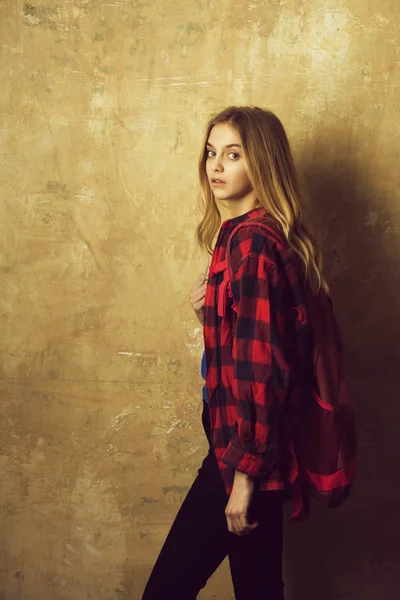 スタイリッシュな赤い格子縞のシャツにバックパックで美しい少女 — ストック写真