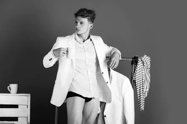 Modelo con piernas musculares en vestidor — Foto de Stock
