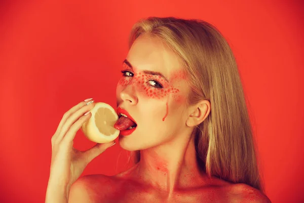 Citron i handen av kvinna med kreativa fashionabla makeup, vitamin — Stockfoto