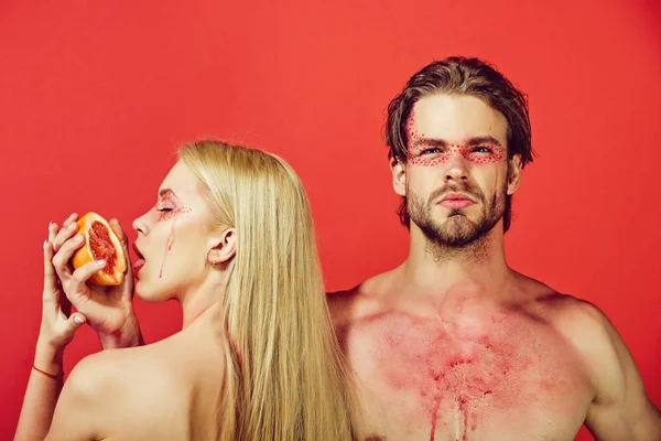 女性と化粧で男の若いカップルを保持グレープ フルーツ — ストック写真