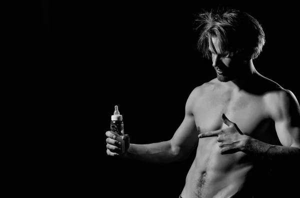 哺乳瓶の乳首を授乳で指しているハンサムな男 — ストック写真