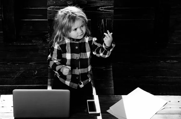 Pequeno menino de negócios bonito com telefone e computador no escritório — Fotografia de Stock