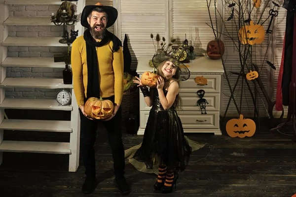 Halloween party concept. Meisje en bebaarde man met lachende gezichten — Stockfoto