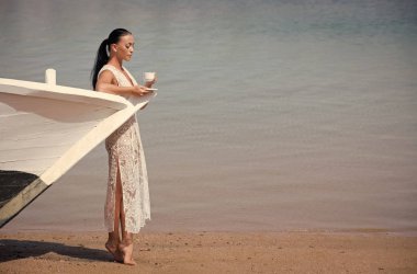 Kahve Kupası'nda tekne ile kız.